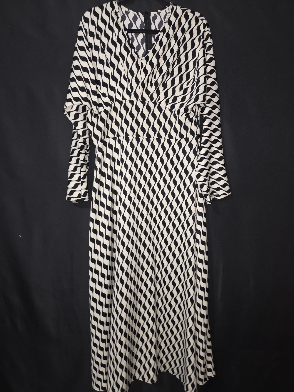 Source Unknown Black & White Wave-Print Long Sleeve Maxi Dress